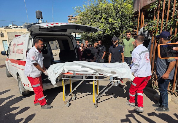 فلسطينيون ينقلون جثمان الشهيد عبد الجواد جودة إلى مجمع ناصر الطبي بمدينة خان يونس، جنوب قطاع غزة، 17 أكتوبر/تشرين الأول 2026. (تصوير: طارق محمد)