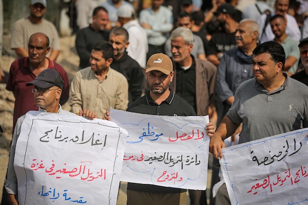 موظفون ولاجئون فلسطينيون يشاركون في مسيرة نظمها اتحاد الموظفين العرب بالأونروا من ساحة الكتيبة إلى المكتب الإقليمي للوكالة بمدينة غزة، للمطالبة بحماية حقوق العاملين واستمرار خدمات اللاجئين، 26 أكتوبر 2026. (تصوير: محمد صالحة)