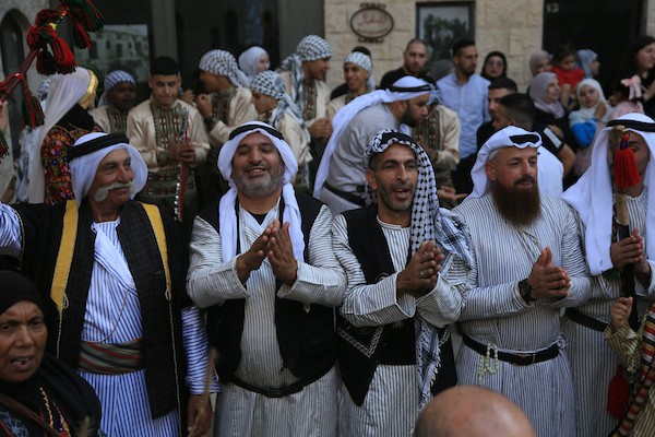 نساء فلسطينيات يشاركن في ليلة الحناء لعروس فلسطينية خلال احتفالات تقليدية في البلدة القديمة بمدينة نابلس، في الضفة الغربية، بتاريخ 3 أكتوبر/تشرين الأول 2026. تصوير: محمد ناصر