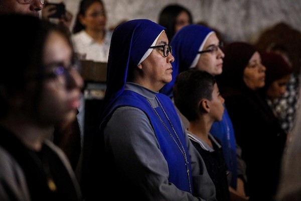 أشخاص يتجمعون خلال جنازة امرأتين مسيحيتين (أم و ابنتها) فلسطينيتين في كنيسة القديس بورفيريوس للروم الأرثوذكس في مدينة غزة، في 3 أكتوبر 2026. تصوير بلال أسامة