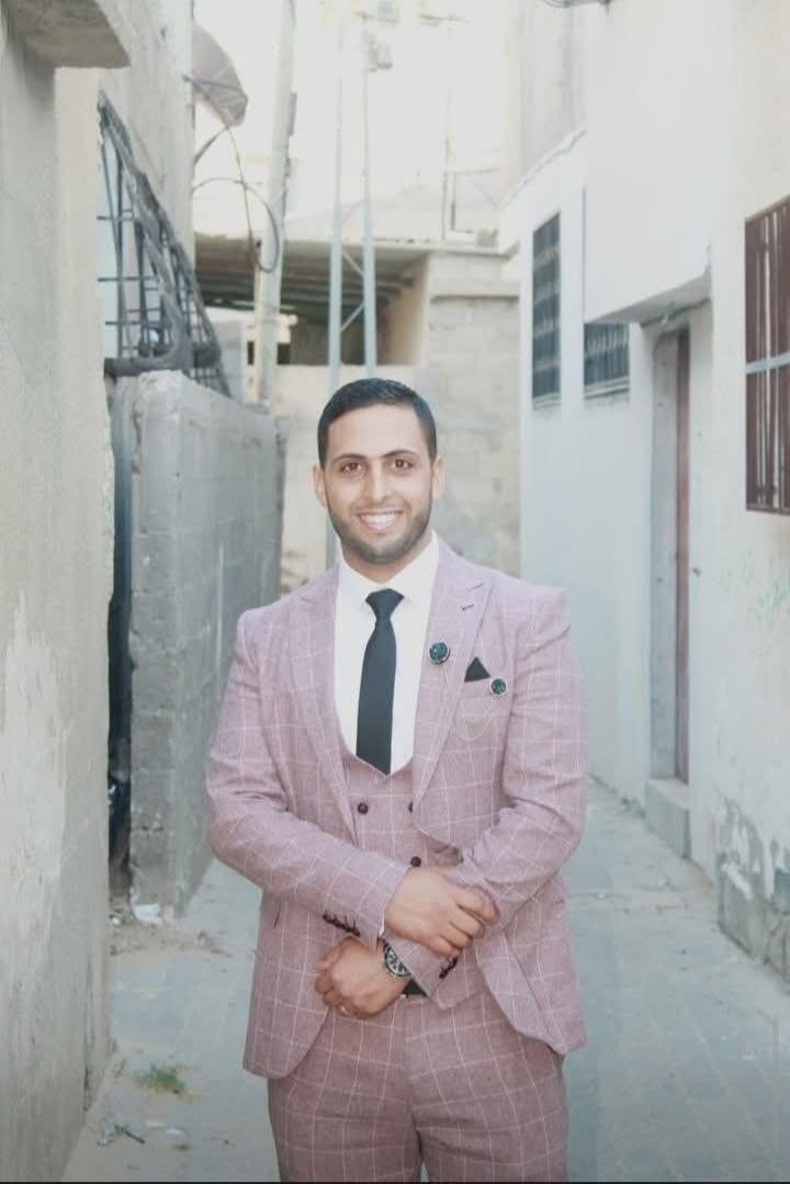 الشهيد ابراهيم أبو عويمر الذي ارتقى قبل قليل جراء قصف فناء منزله في مخيم 2 بالنصيرات وسط قطاع غزة.jpg