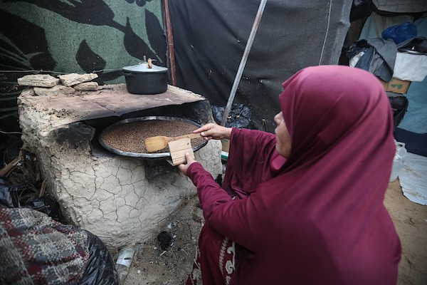 فلسطينيون نازحون يواصلون حياتهم اليومية داخل خيام مؤقتة في مخيم النصيرات وسط قطاع غزة، وسط مخاوف من الأمطار والبرد مع اقتراب الشتاء. 26 أكتوبر 2026. (تصوير: حسن الجدي)