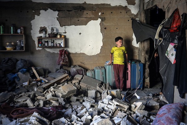 فلسطينيون يتفقدون أنقاض مبنى سكني استهدفته غارة جوية إسرائيلية فجراً غربي مدينة غزة، ما أدى إلى مقتل رجل وزوجته، 20 أكتوبر/تشرين الأول 2026.تصوير: محمد صالحة