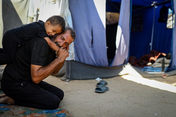 أطفال فلسطينيون نازحون يمارسون أنشطتهم اليومية في مدينة غزة، في 12 أكتوبر/تشرين الأول 2026. (تصوير: بلال أسامة)