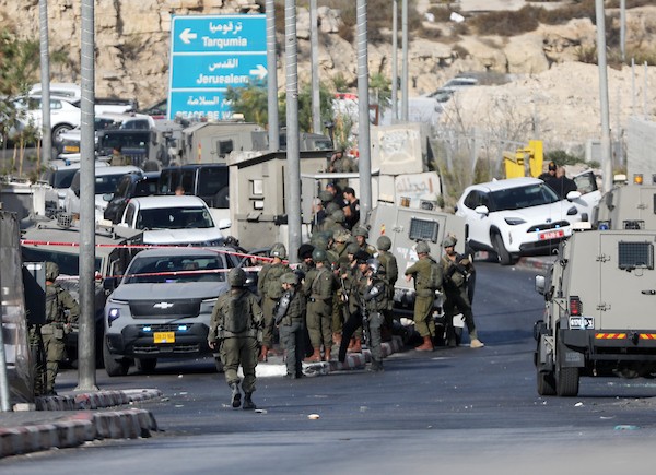 جنود الاحتلال ينتشرون في منطقة فرش الهوى شمال الخليل، عقب قتل فلسطينيين اثنين وفرض طوق عسكري على المنطقة، 23 أكتوبر 2026. (تصوير: مأمون وزواز)