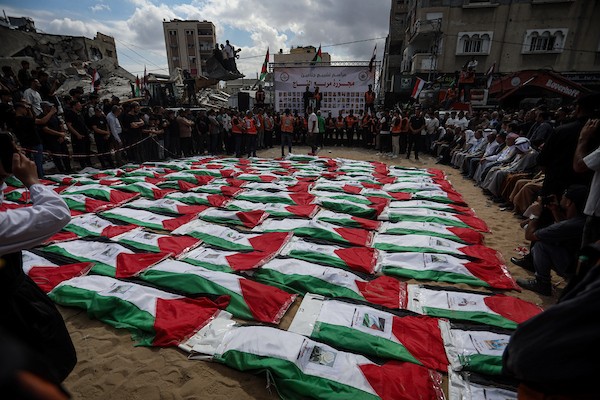 جنازة جماعية لـ 105 فلسطينيين تم انتشال رفاتهم من تحت أنقاض مبانٍ مدمرة في منطقة التاج بحي اليرموك بمدينة غزة، في الأول من أكتوبر/تشرين الأول 2026. (صورة: بلال أسامة)