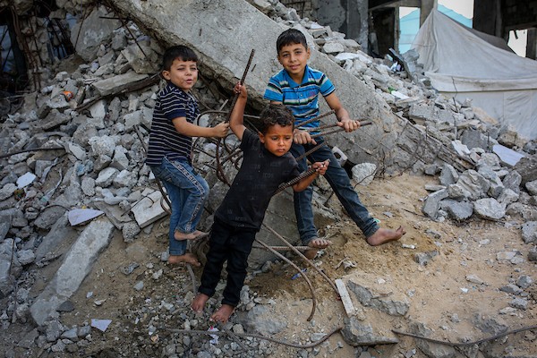 أطفال فلسطينيون نازحون يمارسون أنشطتهم اليومية في مدينة غزة، في 12 أكتوبر/تشرين الأول 2026. (تصوير: بلال أسامة)