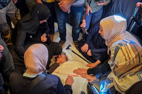 فلسطينيون يودّعون جثامين أربعة شهداء ارتقوا في غارة إسرائيلية شمال رفح، خلال مراسم تشييع بمجمع ناصر الطبي في خان يونس، 29 أكتوبر 2026.  (تصوير: طارق محمد)