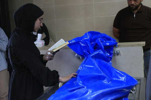 أقارب الأسير الفلسطيني مروان حرزالله يودّعون جثمانه في مستشفى رفيديا بمدينة نابلس، في 8 أكتوبر/تشرين الأول 2026.تصوير: محمد ناصر