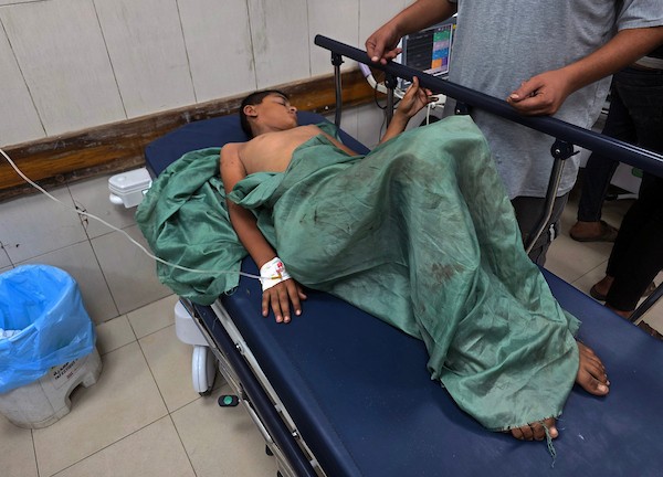 نقل جرحى فلسطينيين، بينهم طفل ومسن، إلى مجمع ناصر الطبي عقب غارة إسرائيلية على مواصي خان يونس أسفرت عن إصابة 11 فلسطينياً، 23 أكتوبر 2026. (تصوير: طارق محمد)