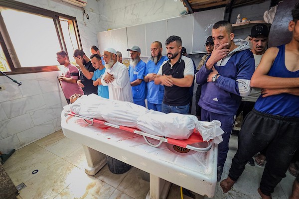 فلسطينيون يشيّعون جثمان الشاب محمد عليان البيوك، الذي استشهد إثر قصف إسرائيلي استهدف سطح مدرسة تؤوي نازحين في خان يونس جنوب قطاع غزة، 28 أكتوبر/تشرين الأول 2026. (تصوير: طارق محمد)