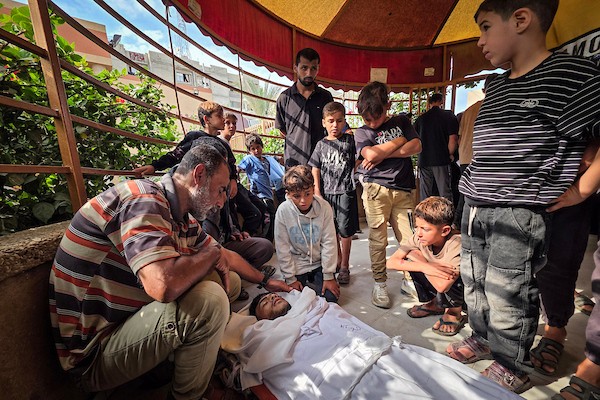 فلسطينيون يشيّعون الشهداء حسام الزملي والطفلة جوري الصوفي وتامر أبو سنيمة، الذين استشهدوا بنيران قوات الاحتلال في مواصي خان يونس، 26 أكتوبر 2026. (تصوير: طارق محمد)