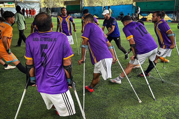 مبتوري الأطراف في مباراة كرة قدم رمزية على ملعب عنان في دير البلح، وسط قطاع غزة، في 30 سبتمبر/أيلول 2026. تصوير: أحمد إبراهيم