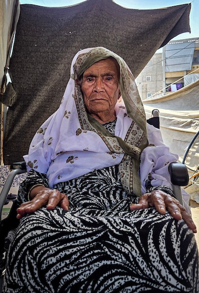 يواجه كبار السن الفلسطينيون ظروفًا معيشية صعبة في خان يونس، جنوب قطاع غزة، في الأول من أكتوبر/تشرين الأول 2026، بالتزامن مع الاحتفال باليوم العالمي للمسنين.(صورة: طارق محمد)