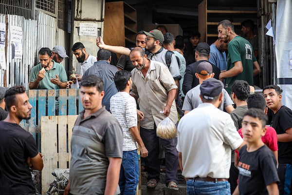 فلسطينيون ينتظرون الحصول على الخبز أمام مخبز في حي الدرج بمدينة غزة، وسط تحذيرات من توقف المخابز المتبقية بسبب نفاد الطحين، 22 أكتوبر 2026. (تصوير: محمد صالحة)