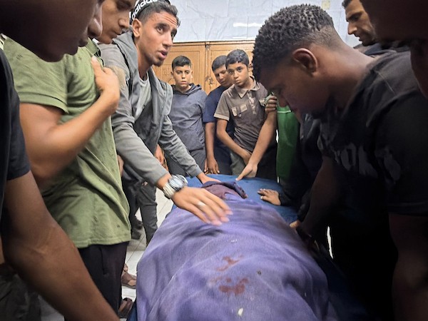 فلسطينيون ينقلون جثامين ثلاثة شهداء وعددًا من المصابين إلى مجمع ناصر الطبي، عقب غارة إسرائيلية استهدفت خيمة، غربي خان يونس، 11 أكتوبر/تشرين الأول 2026. (تصوير: طارق محمد)
