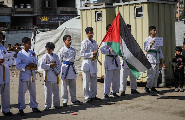 أطفال وشباب فلسطينيون، بينهم رياضيون من ذوي الإعاقة، يشاركون في عروض للكاراتيه بمدينة غزة، احتفالاً بانضمام ألف لاعب ولاعبة جدد للاتحاد الفلسطيني، 20 أكتوبر/تشرين الأول 2026.تصوير: محمد صالحة