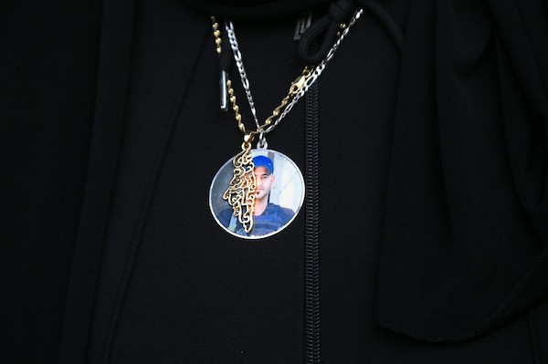 عائلات أسرى فلسطينيين ترفع صور أبنائها خلال وقفة في نابلس للمطالبة بالإفراج عنهم، وسط تحذيرات من تصاعد الانتهاكات بحق الأسرى والأسيرات في سجون الاحتلال. (تصوير: محمد ناصر)