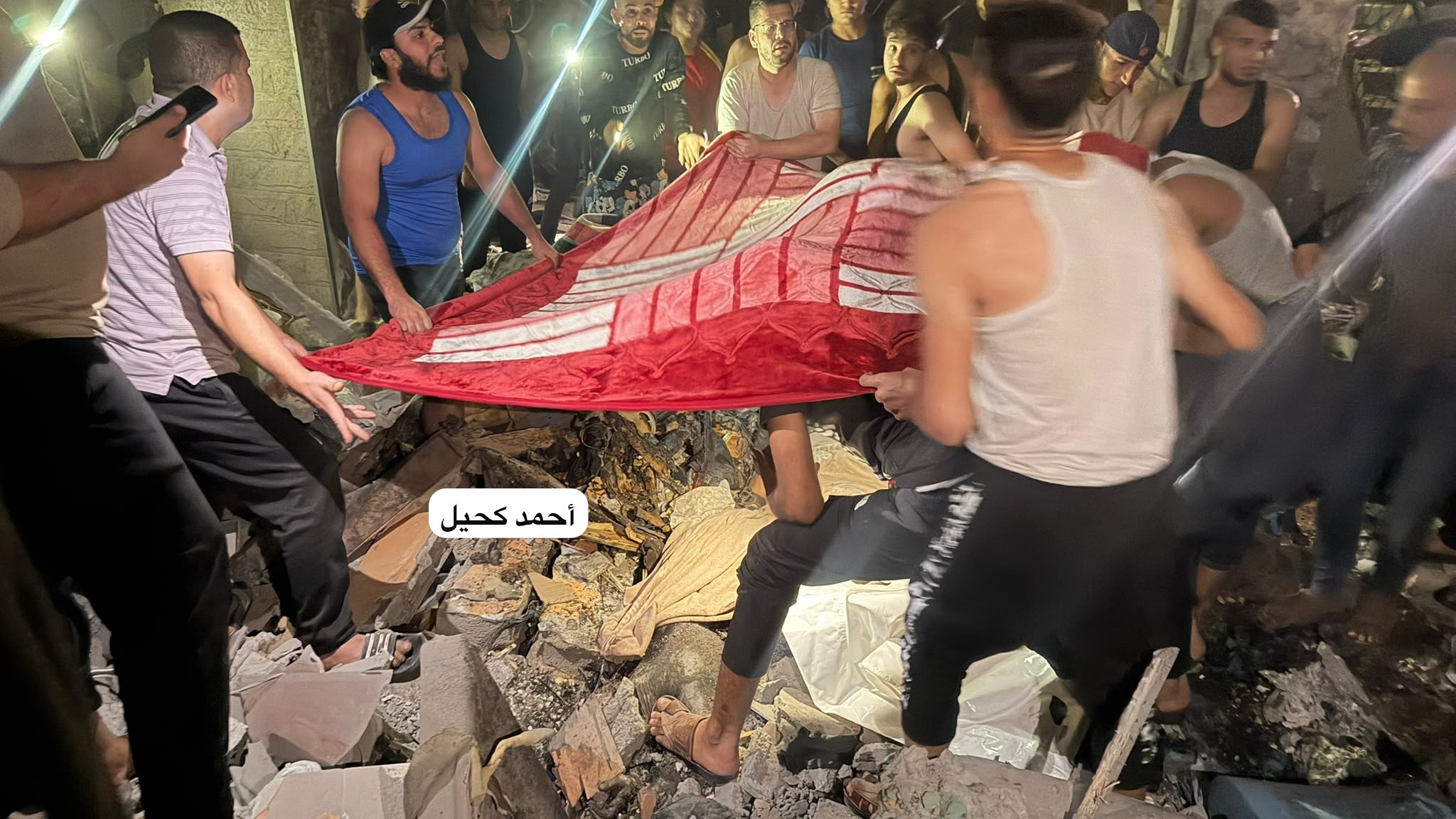 اللحظات الأولى لاستهداف طيران الاحتلال شقة سكنية في محيط مجمع الشفاء الطبي بمدينة غزة، والتي أسفرت عن استشهاد المواطن أكرم ي 44.jpg