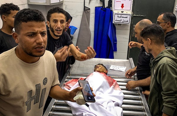 فلسطينيون يشيّعون جثامين خمسة شهداء، بينهم نساء وأطفال، ارتقوا في غارات إسرائيلية على مدينة غزة، في 9 تشرين الأول/أكتوبر 2026. (تصوير: أحمد الشوا)