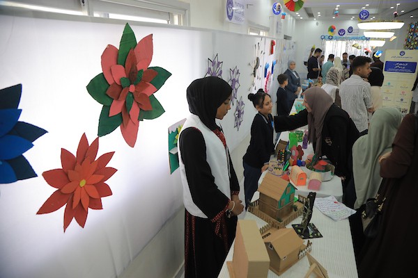 أيتام فقدوا آباءهم خلال الحرب يعرضون رسوماتهم وأعمالهم اليدوية في فعالية «بقيتُ لأروي... نجوتُ لأرسم»، بمخيم النصيرات وسط القطاع، 11 أكتوبر/تشرين الأول 2026. (تصوير: حسن الجدي)