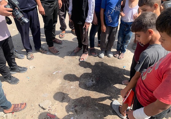 فلسطينيون يحملون جثمان رجل بعد استهدافه من قبل طائرات عسكرية إسرائيلية في غرب مدينة غزة، في 2 أكتوبر/تشرين الأول 2026. صورة لأحمد الشواح