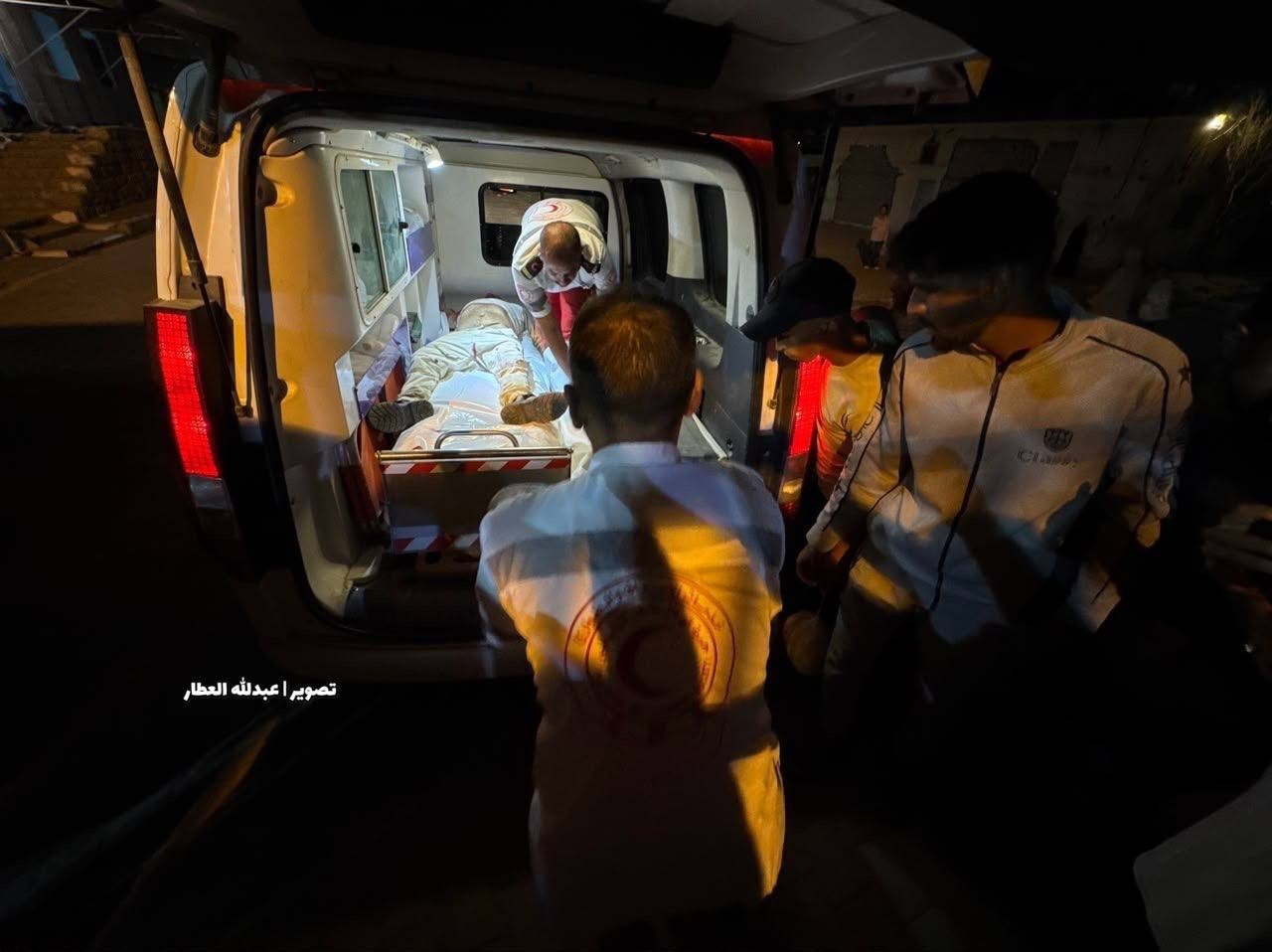 لحظة نقل شهيدين جراء قصف الاحتلال مركبة شمال مدينة خانيونس، جنوبي قطاع غزة. 2.jpg