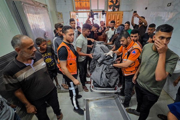 ينقل مسعفون فلسطينيون جثمان محمد قديح إلى مجمع ناصر الطبي بعد استشهاده في غارة إسرائيلية استهدفت خيمته في منطقة مواسي بخان يونس، جنوب قطاع غزة، في 31 أكتوبر/تشرين الأول 2026. (صورة: طارق محمد)
