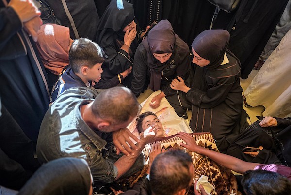 مشيعون يودّعون الطفلين وليد شكشك ويوسف أبو غالي في مجمع ناصر الطبي بخان يونس، جنوب قطاع غزة، عقب مقتلهما بغارة جوية إسرائيلية، 20 أكتوبر/تشرين الأول 2026.تصوير: طارق محمد