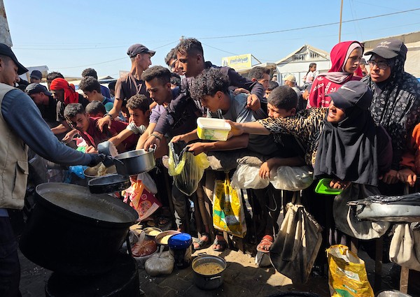 نازحون فلسطينيون يتلقون مساعدات غذائية من مطبخ خيري في مواصي خان يونس، جنوب قطاع غزة، 23 أكتوبر 2026. (تصوير: طارق محمد)