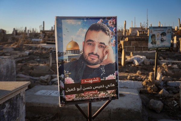 فلسطينيون يزورون قبور أقاربهم وأحبائهم الذين استشهدوا خلال الحرب الإسرائيلية، في مقبرة بمدينة غزة، يوم 8 أكتوبر/تشرين الأول 2026.تصوير: محمد صالحة