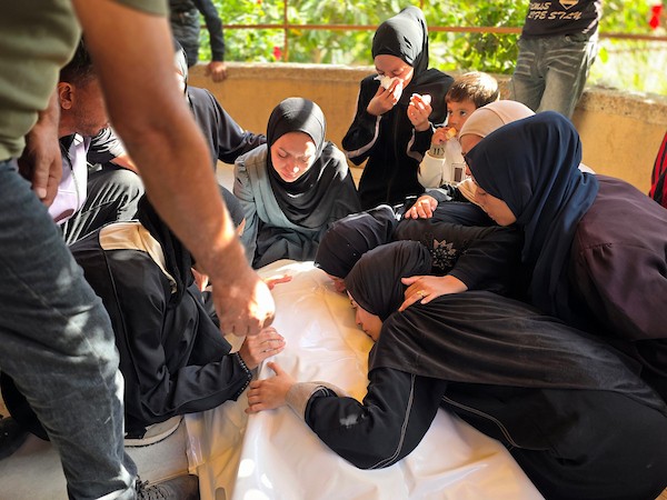جنازة تامر الحمايدة، 42 عامًا، الذي قُتل في غارة جوية إسرائيلية استهدفت نقطة تفتيش تابعة للشرطة في منطقة المواصي جنوب خان يونس، 2 أكتوبر/تشرين الأول 2026. صورة: طارق محمد