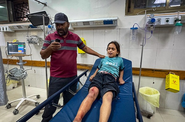 نقل فلسطينيون أربعة جرحى، بينهم أطفال، إلى مجمع ناصر الطبي في خان يونس، جنوب قطاع غزة، في 30 سبتمبر/أيلول 2026. (صورة: طارق محمد)