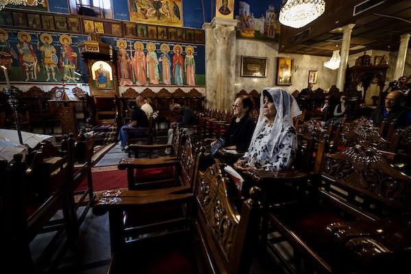 أشخاص يتجمعون خلال جنازة امرأتين مسيحيتين (أم و ابنتها) فلسطينيتين في كنيسة القديس بورفيريوس للروم الأرثوذكس في مدينة غزة، في 3 أكتوبر 2026. تصوير بلال أسامة