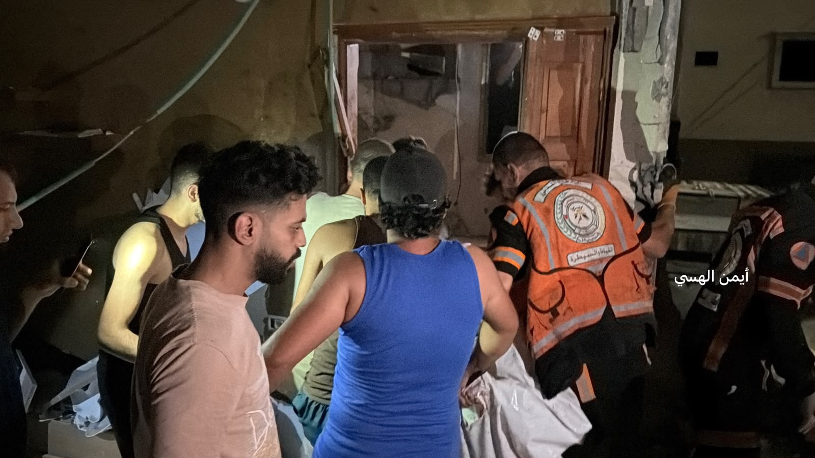 استهداف من قبل طائرات الاحتلال المروحي لشقة سكنية خلف مجمع الشفاء الطبي غربي مدينة غزة..jpg