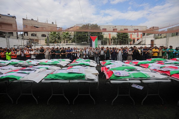 غزة – 18 أكتوبر/تشرين الأول 2026: فلسطينيون يشيّعون جثامين ورفات 75 شهيدًا انتشلتها طواقم الدفاع المدني من تحت أنقاض مبانٍ دمرها القصف الإسرائيلي في حي الدرج بمدينة غزة.تصوير: محمد صالحة