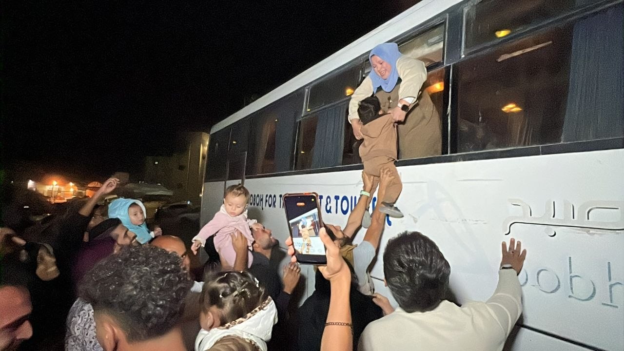 وصول دفعة من العائدين لغزة عبر معبر رفح البري 1.jpg