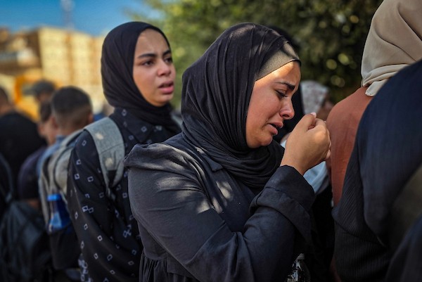 فلسطينيون يودّعون جثامين أربعة شهداء ارتقوا في غارة إسرائيلية شمال رفح، خلال مراسم تشييع بمجمع ناصر الطبي في خان يونس، 29 أكتوبر 2026.  (تصوير: طارق محمد)