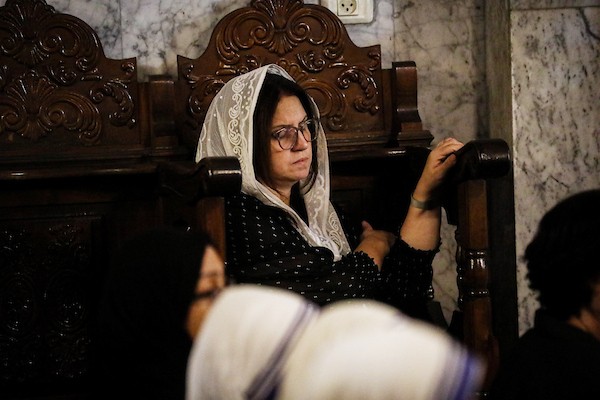 أشخاص يتجمعون خلال جنازة امرأتين مسيحيتين (أم و ابنتها) فلسطينيتين في كنيسة القديس بورفيريوس للروم الأرثوذكس في مدينة غزة، في 3 أكتوبر 2026. تصوير بلال أسامة