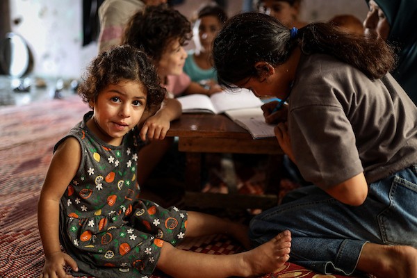 فلسطينيون نازحون يواصلون حياتهم اليومية داخل مدرسة حُوّلت إلى مأوى مؤقت في مدينة غزة، في الذكرى الثالثة لاندلاع الحرب، 7 أكتوبر/تشرين الأول 2026. تصوير: بلال أسامة.
