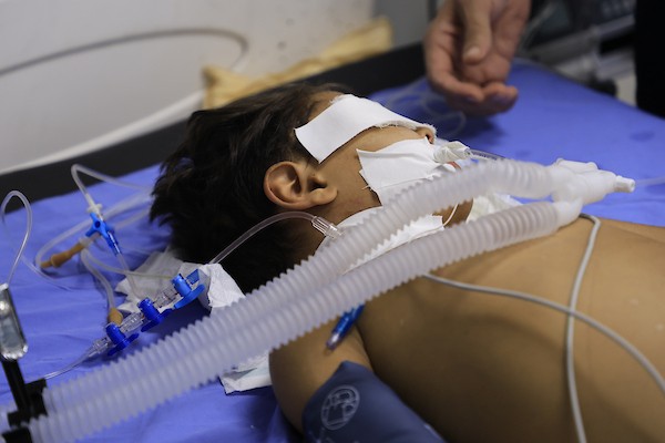 الطفل الفلسطيني محمد الجبالي (7 أعوام)، المصاب بسرطان الدم، يرقد على سرير داخل مستشفى الشفاء بمدينة غزة، في 18 أكتوبر/تشرين الأول 2026، منتظرًا الموافقة على سفره للعلاج في الخارج.تصوير: عبد الله أبو الخير