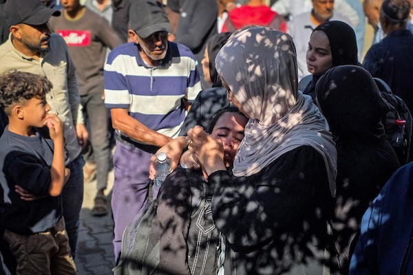 فلسطينيون يودّعون جثامين أربعة شهداء ارتقوا في غارة إسرائيلية شمال رفح، خلال مراسم تشييع بمجمع ناصر الطبي في خان يونس، 29 أكتوبر 2026.  (تصوير: طارق محمد)