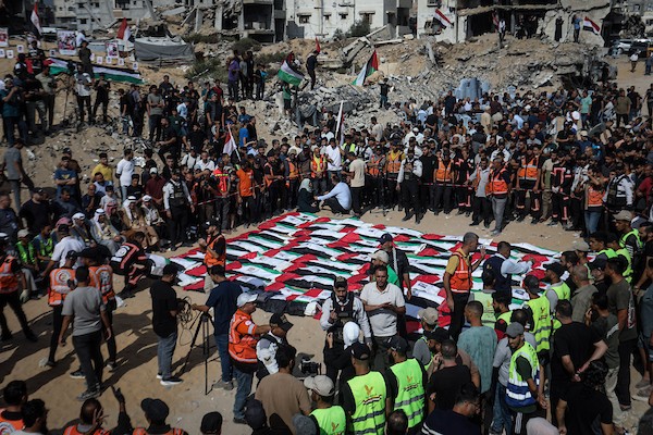 جنازة جماعية لـ 105 فلسطينيين تم انتشال رفاتهم من تحت أنقاض مبانٍ مدمرة في منطقة التاج بحي اليرموك بمدينة غزة، في الأول من أكتوبر/تشرين الأول 2026. (صورة: بلال أسامة)