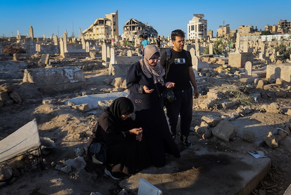 فلسطينيون يزورون قبور أقاربهم وأحبائهم الذين استشهدوا خلال الحرب الإسرائيلية، في مقبرة بمدينة غزة، يوم 8 أكتوبر/تشرين الأول 2026.تصوير: محمد صالحة