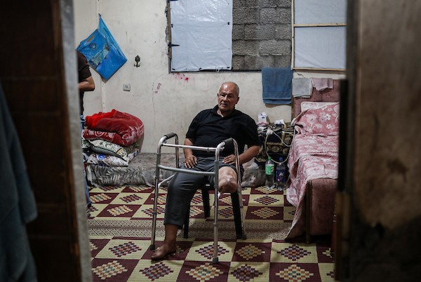 محمود فؤاد الدهشان (64 عامًا) يستعين بجهاز طبي للمشي في حي الزيتون بمدينة غزة، بعد فقدان قدمه اليسرى في قصف إسرائيلي عام 2023. (تصوير: بلال أسامة)