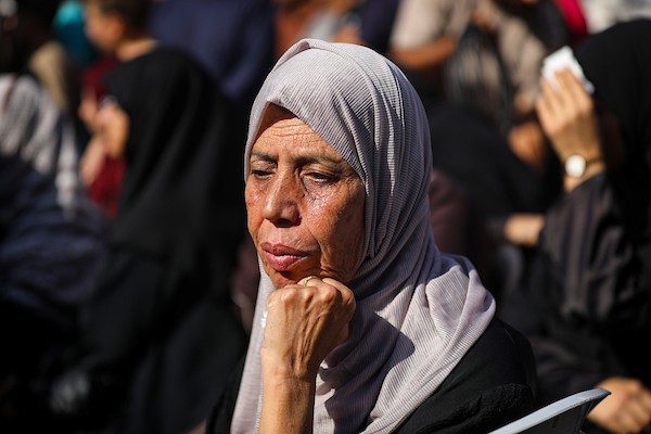 غزة – 18 أكتوبر/تشرين الأول 2026: فلسطينيون يشيّعون جثامين ورفات 75 شهيدًا انتشلتها طواقم الدفاع المدني من تحت أنقاض مبانٍ دمرها القصف الإسرائيلي في حي الدرج بمدينة غزة.تصوير: محمد صالحة
