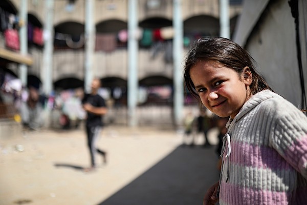 فلسطينيون نازحون يواصلون حياتهم اليومية داخل مدرسة حُوّلت إلى مأوى مؤقت في مدينة غزة، في الذكرى الثالثة لاندلاع الحرب، 7 أكتوبر/تشرين الأول 2026. تصوير: بلال أسامة.