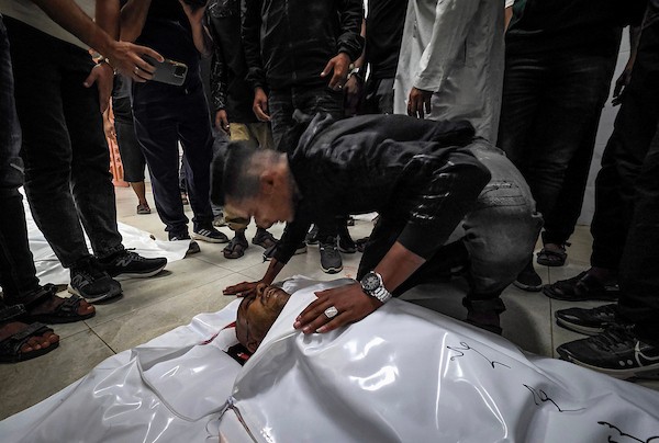 ينقل مسعفون فلسطينيون جثامين شهداء وجرحى في غارة جوية إسرائيلية إلى مجمع ناصر الطبي في خان يونس، جنوب قطاع غزة، في 28 أكتوبر/تشرين الأول 2026.(صورة: طارق محمد)
