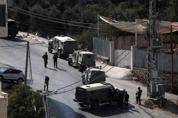 آليات الاحتلال الإسرائيلي تهدم منزلاً فلسطينياً في الخليل، وسط انتشار عسكري مكثف عقب استشهاد فلسطينيين اثنين، 23 أكتوبر 2026. (تصوير: مأمون وزواز)