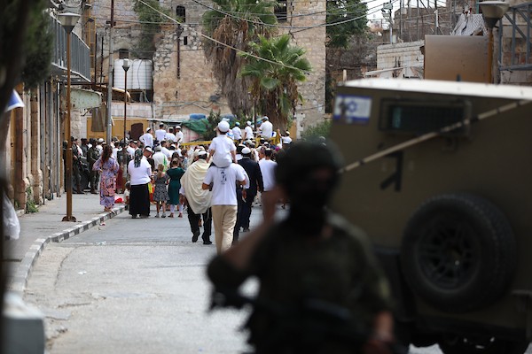 يقيّد الجنود الإسرائيليون حركة الفلسطينيين ويتخذون إجراءات أمنية خلال جولة قام بها مستوطنون في البلدة القديمة بالخليل، في 3 أكتوبر/تشرين الأول 2026. تصوير مأمون وزواز